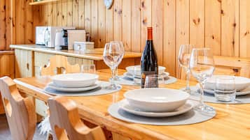 Apartment, 1 Bedroom, Mountainside | Dining room