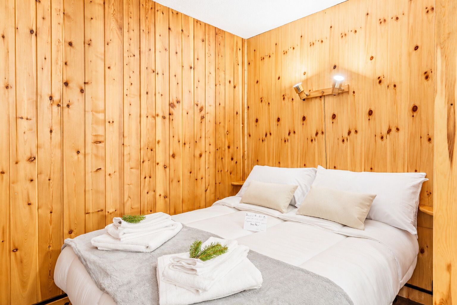 Cortinas blackout y tabla de planchar con plancha 