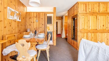 Apartment, 1 Bedroom, Mountainside | Blackout drapes, iron/ironing board