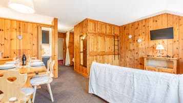 Apartment, 1 Bedroom, Mountainside | Blackout curtains, iron/ironing board