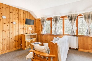 公寓, 1 间卧室, 山腰 | 起居区 | 27-英寸智能电视（配备数码频道）