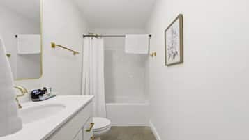 Casa Luxury, 2 camere da letto, non fumatori, animali non ammessi | Bagno | Combinazione doccia/vasca, set di cortesia gratuito, asciugacapelli