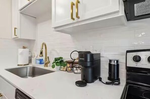 Luxury House, 2 Bedrooms, Non Smoking, Pets Not Allowed | Private kitchen | Full-size fridge, microwave, oven, stovetop