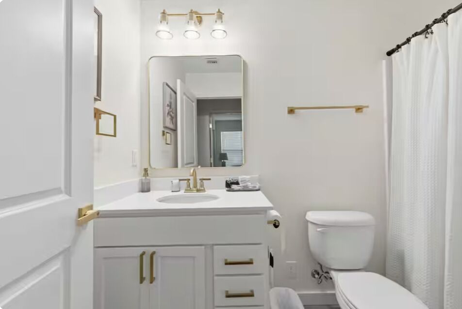 Luxury House, 2 Bedrooms, Non Smoking, Pets not allowed | Bathroom | Free toiletries, hair dryer, towels, soap
