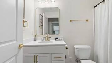 Luxury House, 2 Bedrooms, Non Smoking, Pets not allowed | Bathroom | Free toiletries, hair dryer, towels, soap