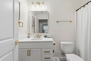 Luxury House, 2 Bedrooms, Non Smoking, Pets Not Allowed | Bathroom | Combined shower/tub, free toiletries, hair dryer, towels
