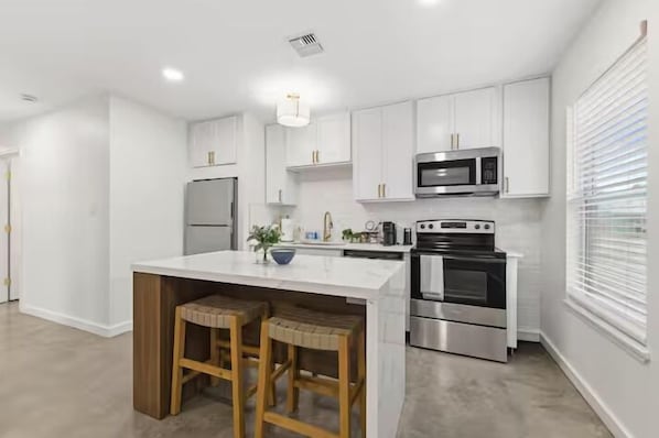 Maison luxueuse, 2 chambres, non-fumeur, animaux de compagnie interdits | Cuisine privée | Réfrigérateur grande capacité avec congélateur, four à micro-ondes