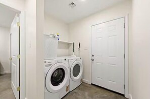 Luxury House, 2 Bedrooms, Non Smoking, Pets Not Allowed | Room amenity