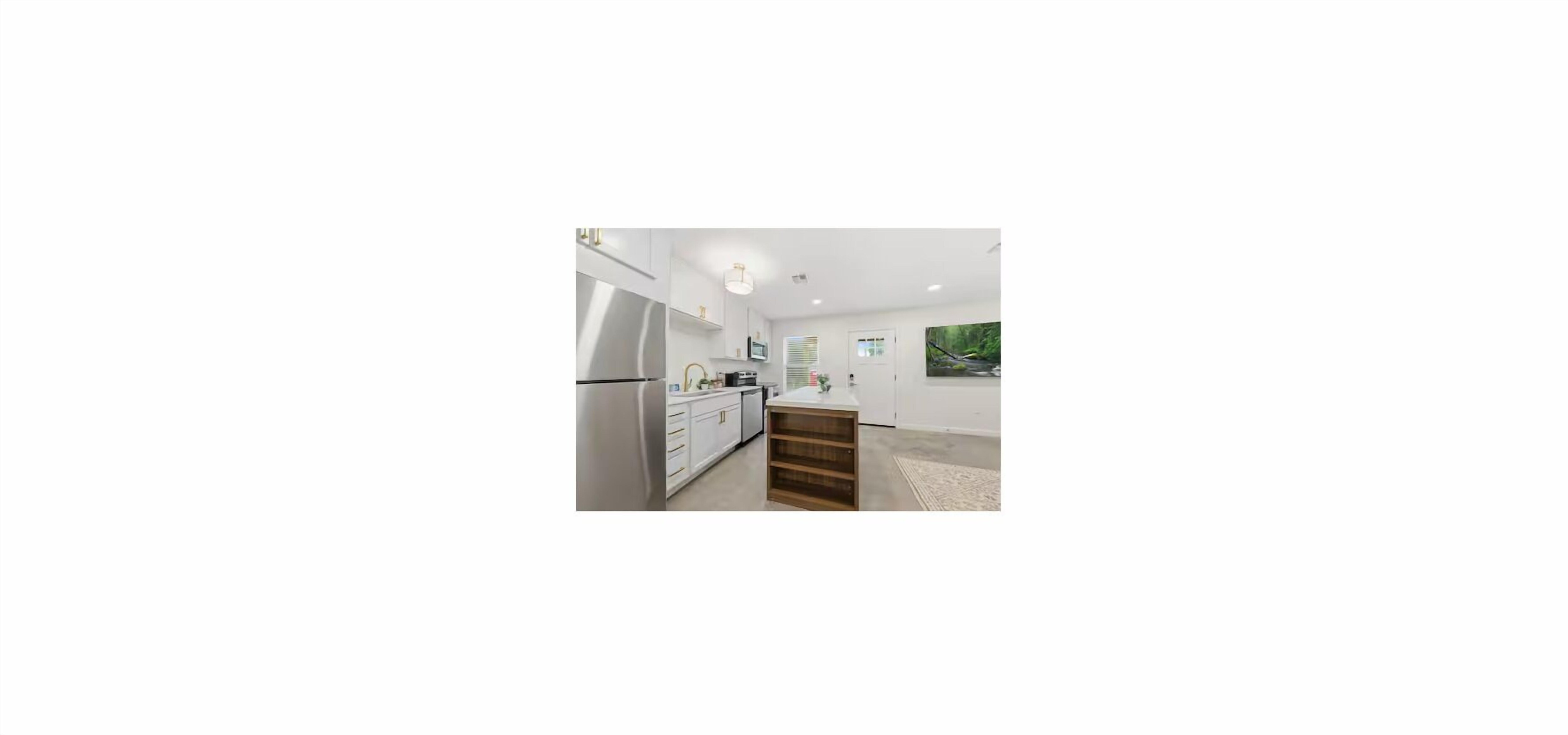 Luxury House, 2 Bedrooms, Non Smoking, Kitchen | Private kitchen | Full-sized fridge, microwave, oven, stovetop