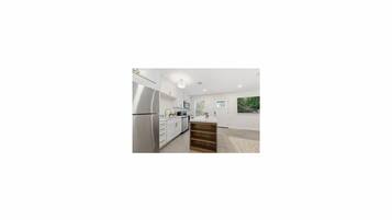 Luxury House, 2 Bedrooms, Non Smoking, Kitchen | Private kitchen | Full-sized fridge, microwave, oven, stovetop