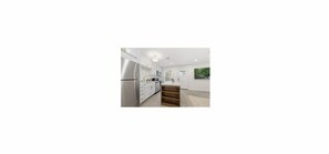 Luxury House, 2 Bedrooms, Non Smoking, Kitchen | Private kitchen | Full-size fridge, microwave, oven, stovetop - Claiborne Inn (Lafayette)