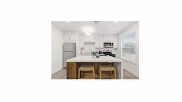 Luxury House, 2 Bedrooms, Non Smoking, Kitchen | Private kitchen | Full-size fridge, microwave, oven, stovetop