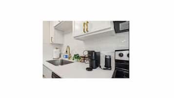 Luxury House, 2 Bedrooms, Non Smoking, Kitchen | Private kitchen | Full-size fridge, microwave, oven, stovetop
