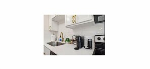 Luxury House, 2 Bedrooms, Non Smoking, Kitchen | Private kitchen | Full-size fridge, microwave, oven, stovetop - Claiborne Inn (Lafayette)