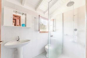 Shower, towels - Villa Chiu - Three Bedroom Villa, Sleeps 5 (Loutses)