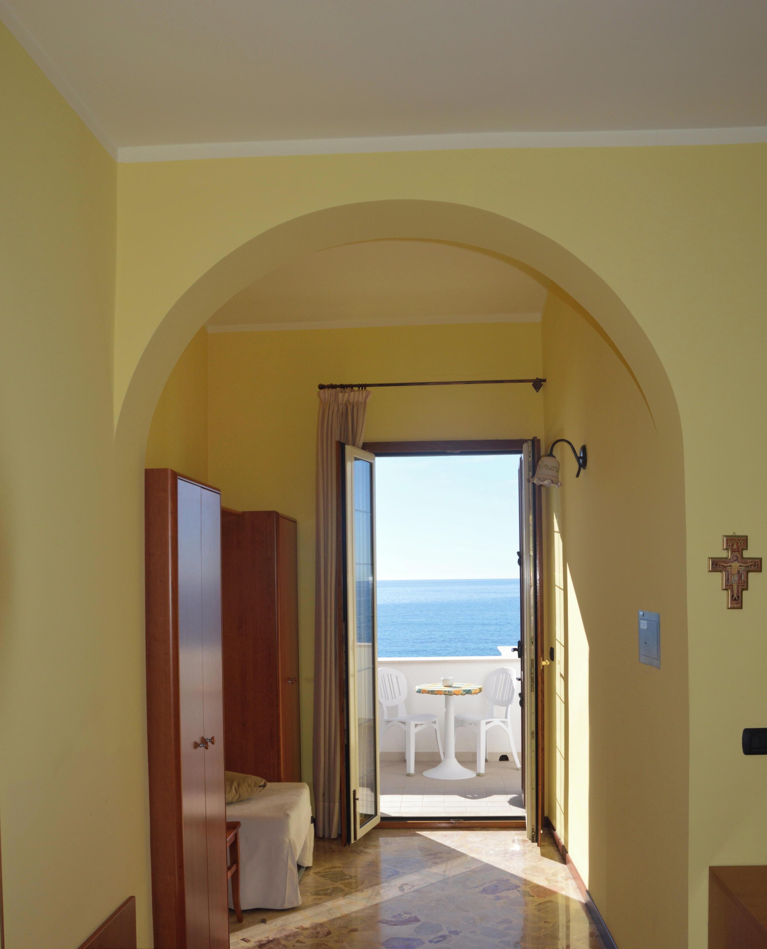 Habitación triple Confort, vistas al mar | Caja fuerte, escritorio, sistema de insonorización