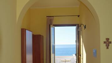 Habitación triple Confort, vistas al mar | Caja fuerte, escritorio, sistema de insonorización
