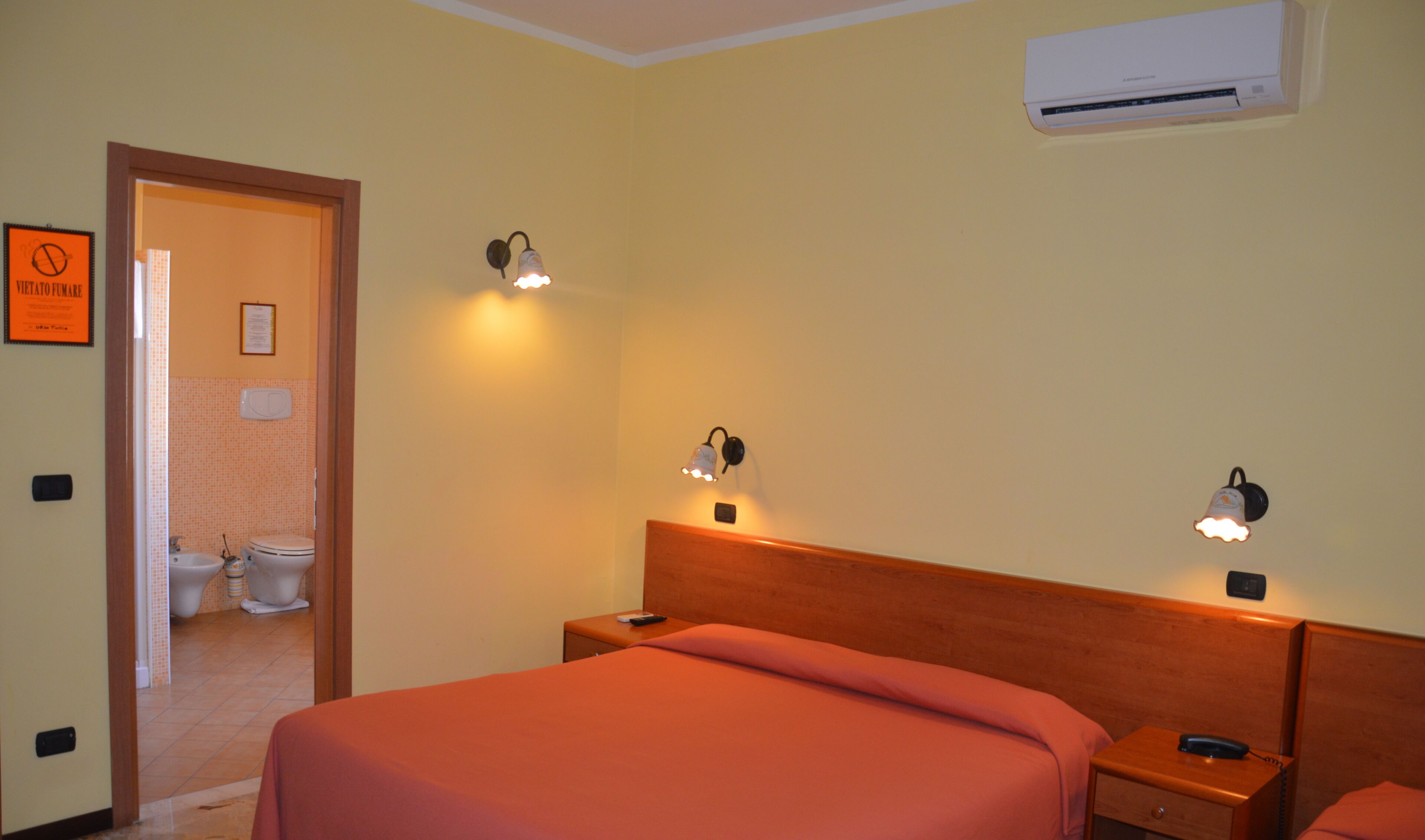 Kamar Quadruple Klasik, pemandangan kebun | Brankas, meja kerja, kedap suara, dan setrika/meja setrika