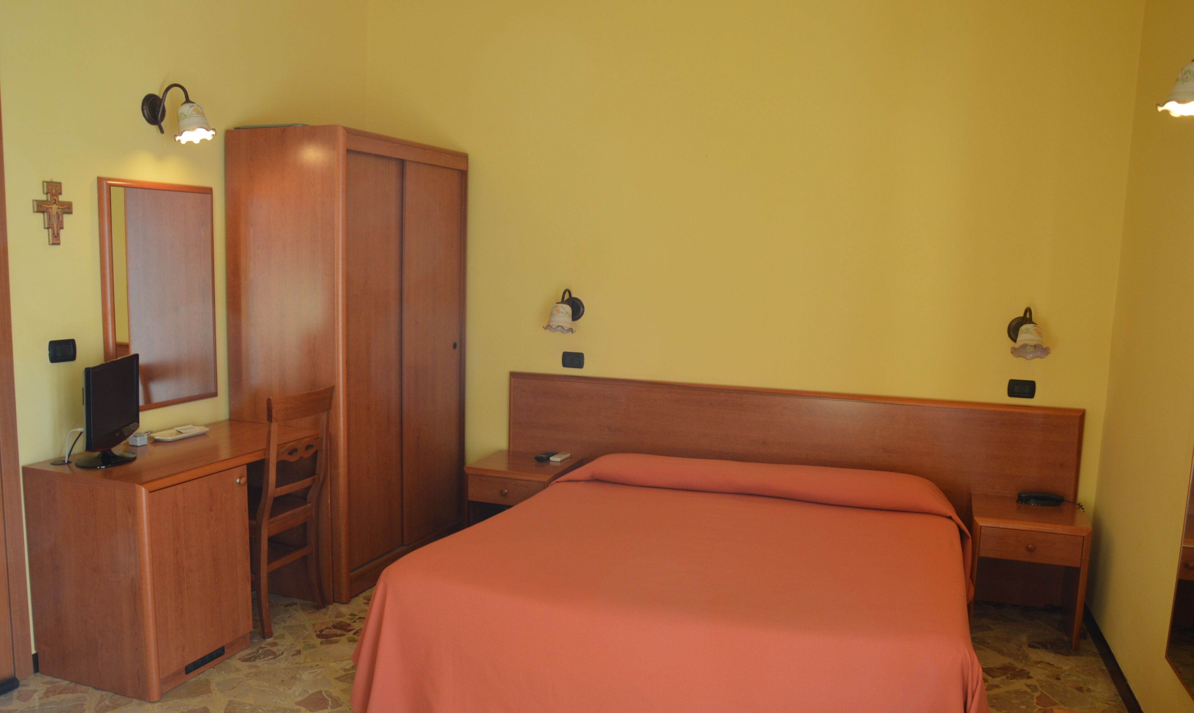 Kamar Double atau Twin, pemandangan kebun | Brankas, meja kerja, kedap suara, dan setrika/meja setrika
