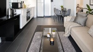 Un espacio habitable moderno con cocina, comedor y sofá.