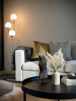 TV - Spacious 2BR City Views Retreat (Melbourne)