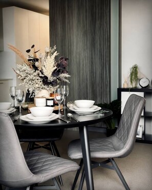 Dining - Spacious 2BR City Views Retreat (Melbourne)