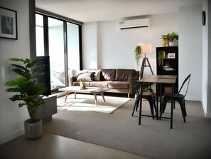TV - Urban Skyline Escape (Melbourne)