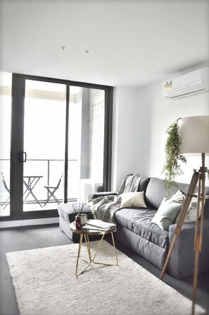 TV - 2BR Skyline Escape in Melbourne CBD (Melbourne)
