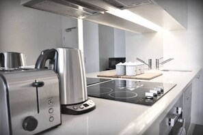 Microwave, stovetop, toaster, cookware/dishes/utensils - 2BR Skyline Escape in Melbourne CBD (Melbourne)