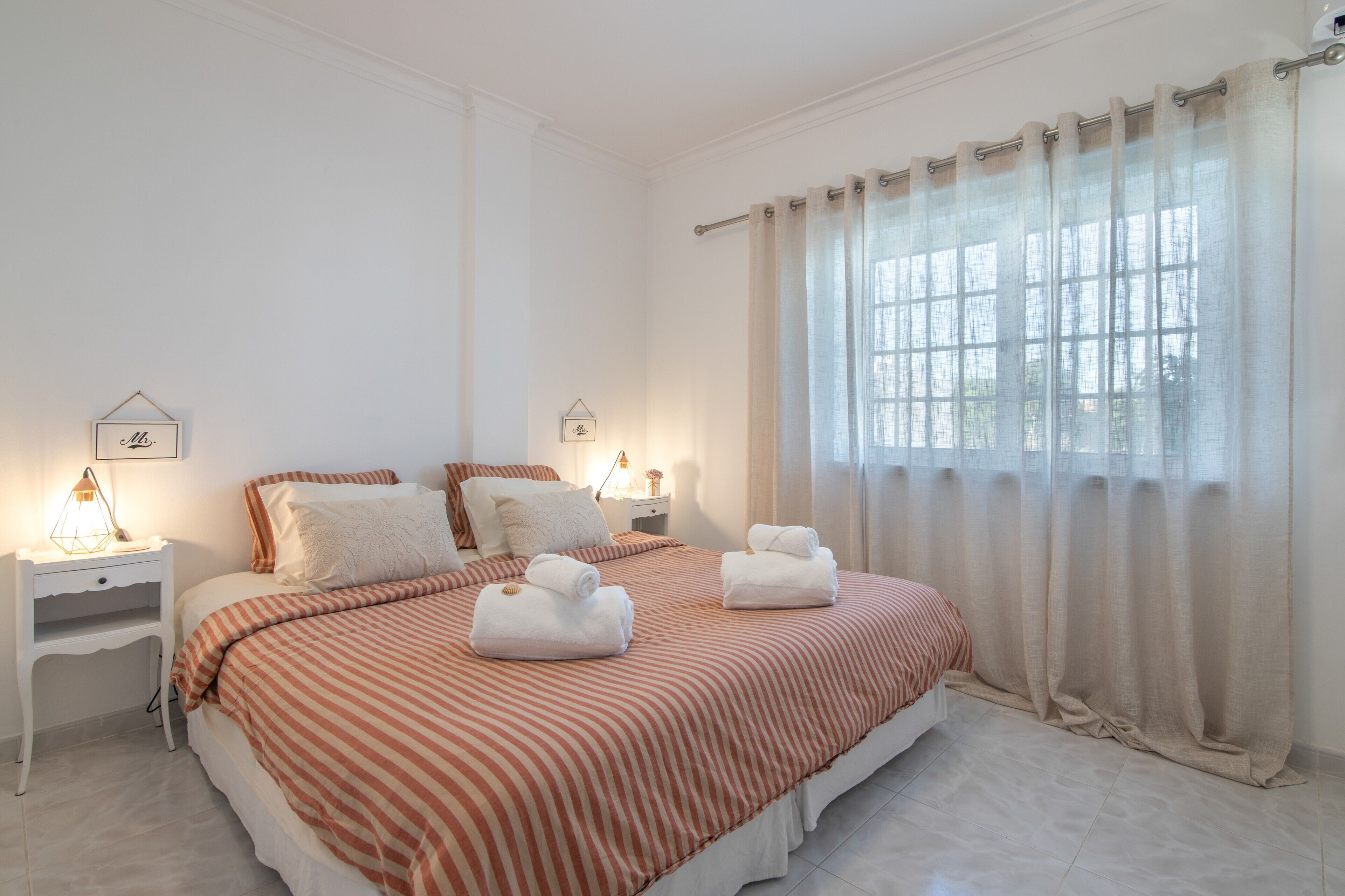 Tabla de planchar con plancha, wifi y ropa de cama 