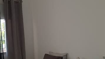 Een strijkplank/strijkijzer, wifi, beddengoed