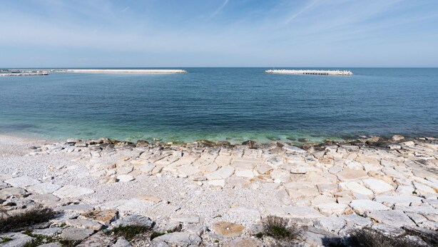 A coastal scene with a pebble beach and calm sea. - GuestHost - Comfy Apartment near the sea (Bisceglie)