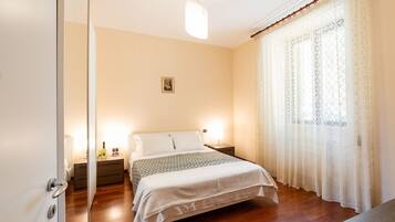2 Schlafzimmer, Bügeleisen/Bügelbrett
