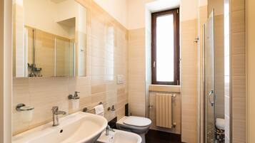Doccia, bidet, asciugamani