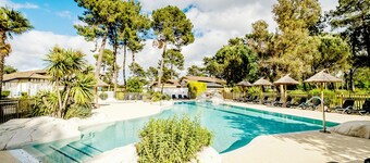 3-bedroom house with terrace, golf course & pool at Le Bassin
