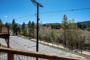 Une route avec une voie piétonnière, des poteaux électriques et des arbres.