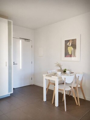 Dining - Prime Melbourne CBD View Apartment (Melbourne)