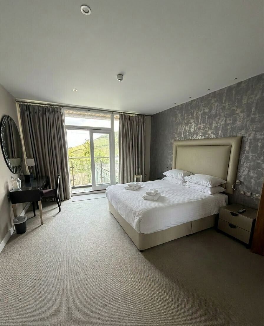 Standard Double Room, Balcony, Partial Sea View | Iron/ironing board, free WiFi