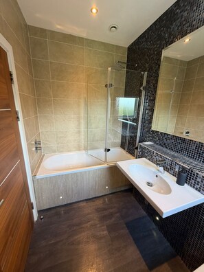 Habitación estándar doble, balcón, vistas parciales al mar | Baño | Ducha y bañera combinadas y toallas