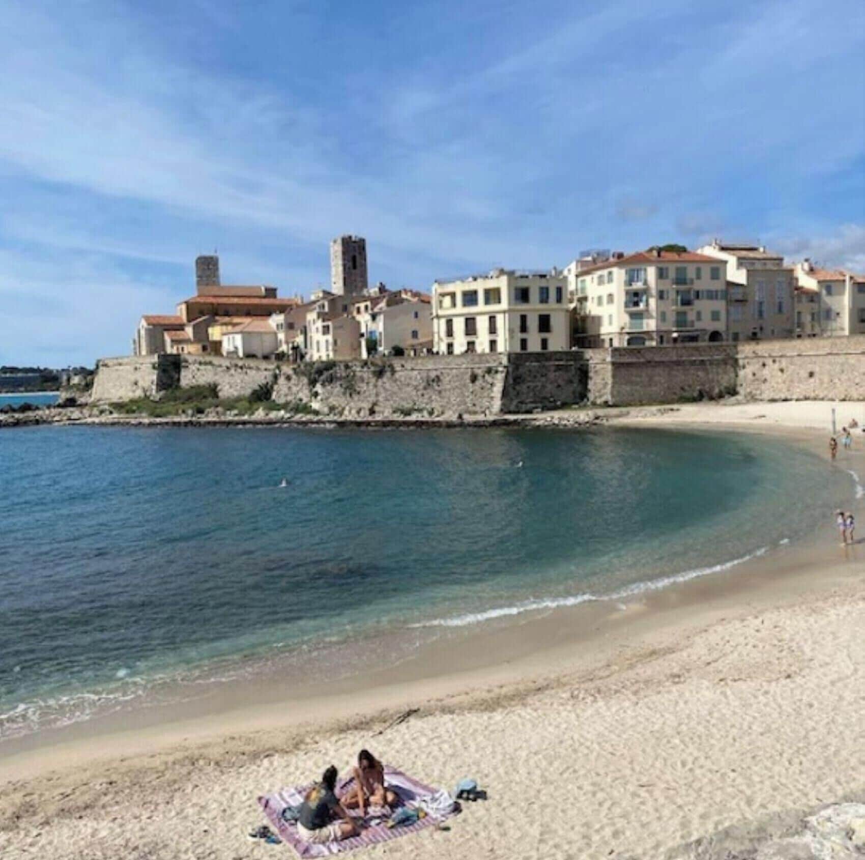 Una spiaggia nelle vicinanze