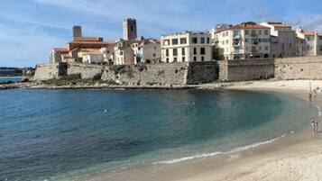 Una spiaggia nelle vicinanze