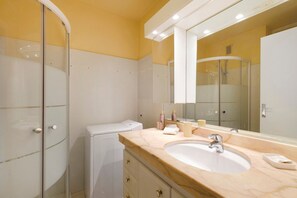 Douche, sèche-cheveux, serviettes fournies