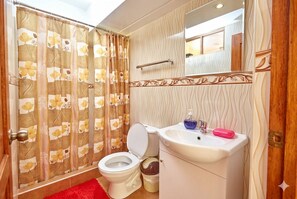Shower, towels, soap, toilet paper - HOSTAL SANTA ROSA CUSCO (Cusco)