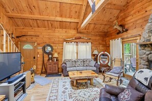 TV, fireplace - Happy Heaven Cabin - A Paddler`s Delight! (Kildare)