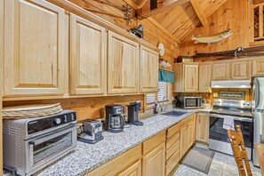 Fridge, microwave, oven, stovetop - Happy Heaven Cabin - A Paddler`s Delight! (Kildare)