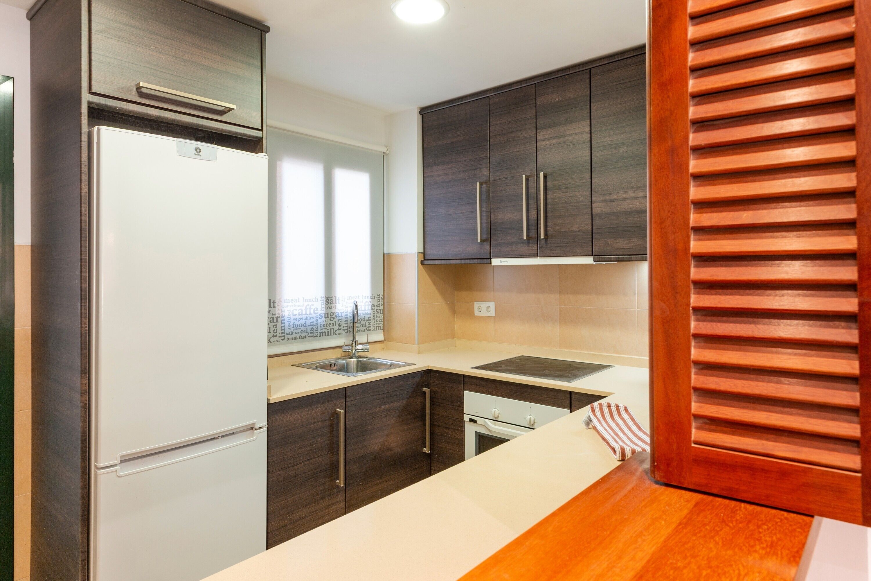 Geladeira, micro-ondas, fogão, cooktop