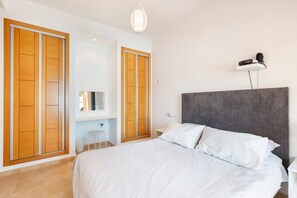 Iron/ironing board, WiFi, bed sheets