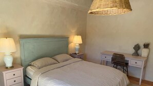 1 bedroom, WiFi, bed sheets - Room 'Deluxe Double' with Shared Pool, Wi-Fi and Air Conditioning (Žikovići)