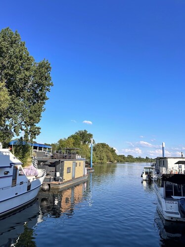 Houseboat Ami