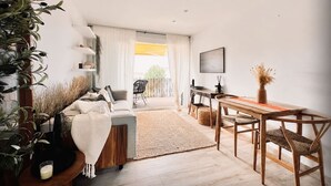Una sala moderna con sofá, mesa de centro y comedor.